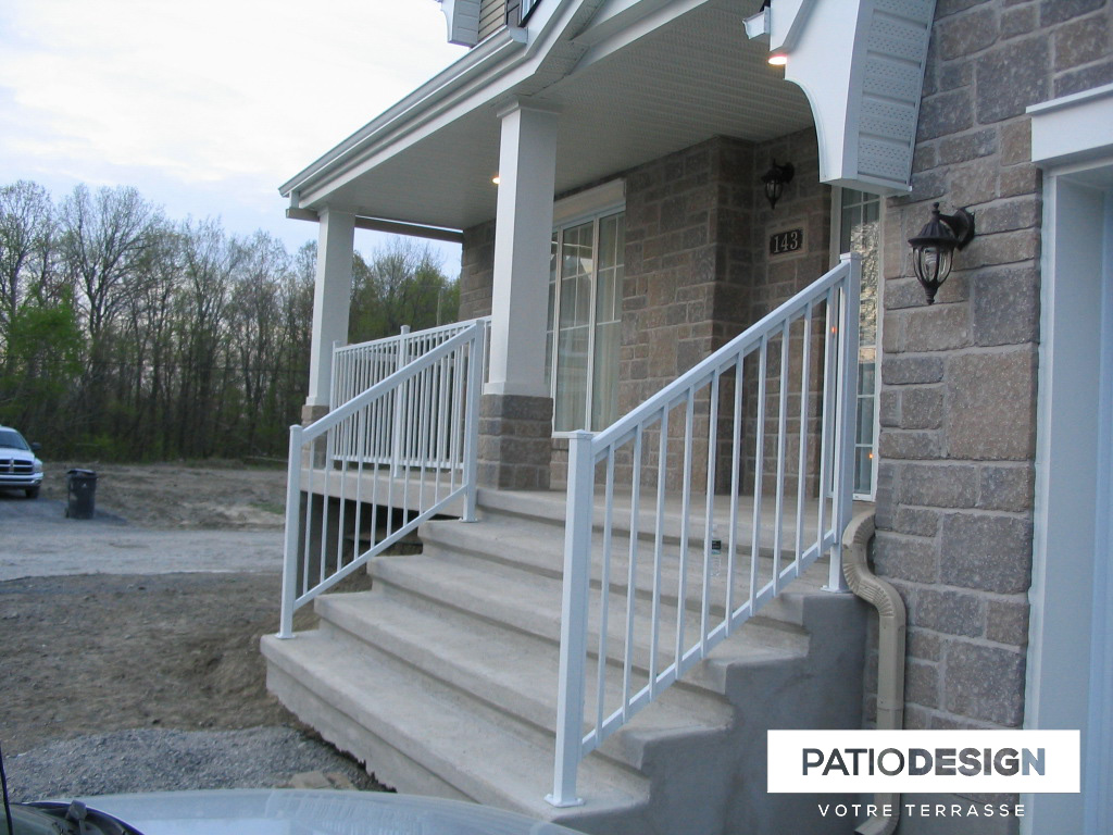 Frontenac Fences Model Classic by Patio Design inc.