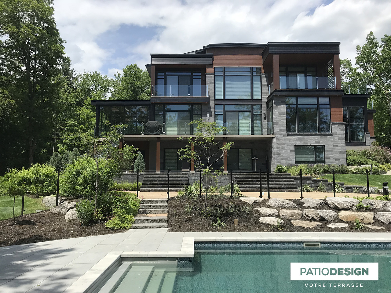 Frontenac Fences Model Crystal by Patio Design inc.