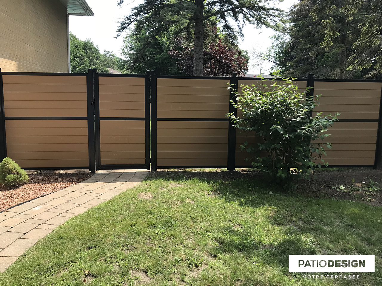 Frontenac Fences Model Karbon by Patio Design inc.