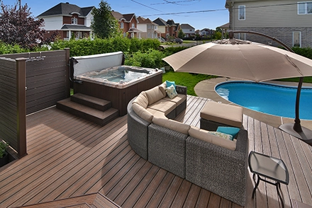 Patio avec spa par Patio Design inc.