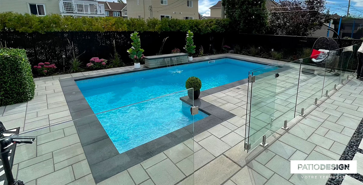 Installation de piscine creusée par Patio Design inc.