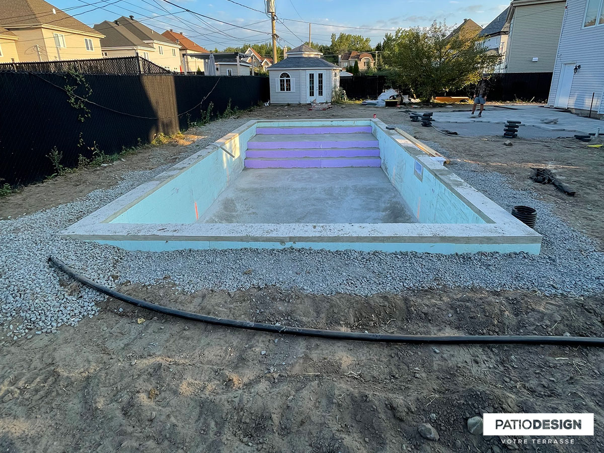 Installation de piscine creusée par Patio Design inc.