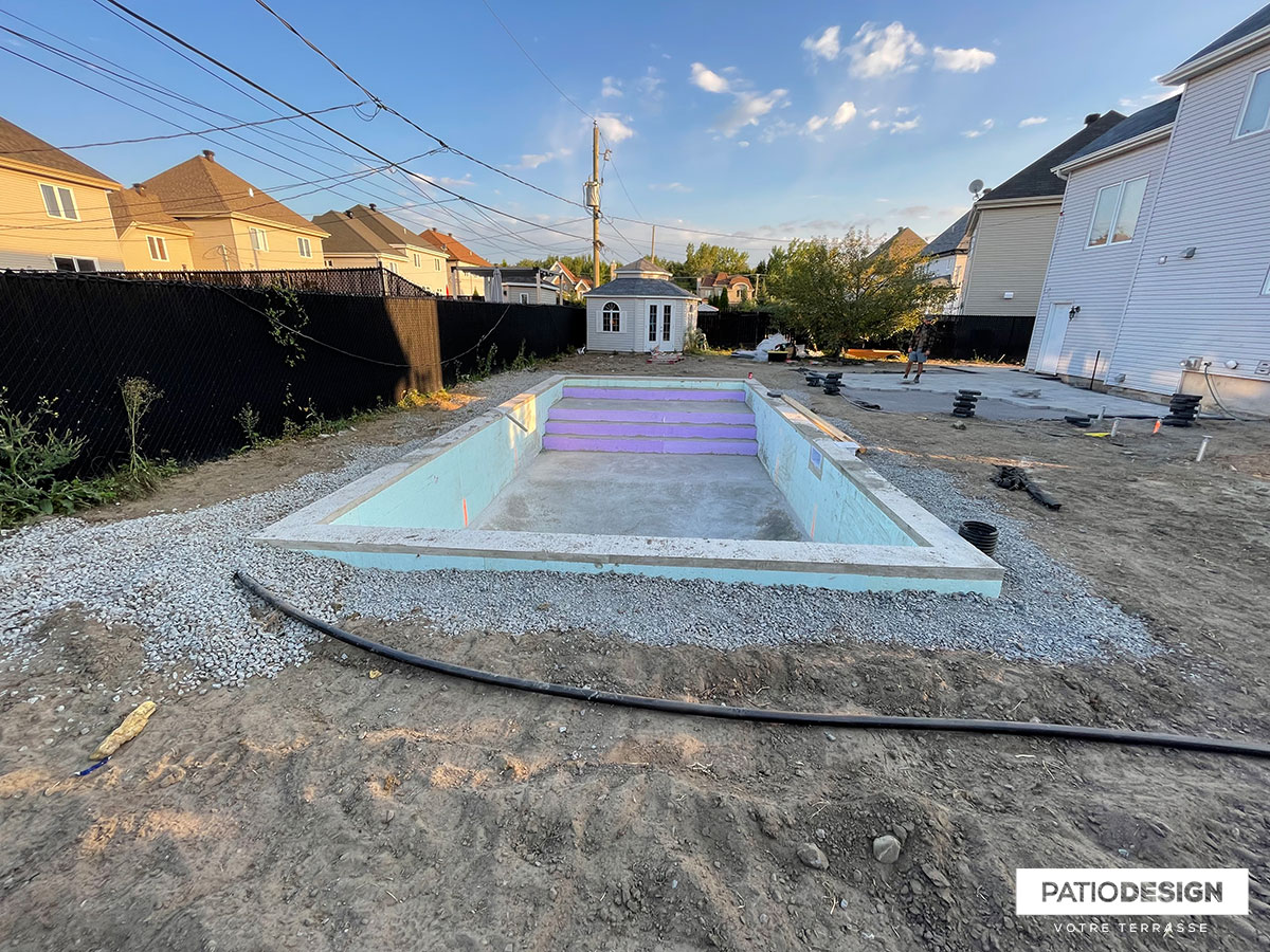 Installation de piscine creusée par Patio Design inc.