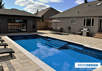 Piscine creusée en fibre de verre par Patio Design inc.