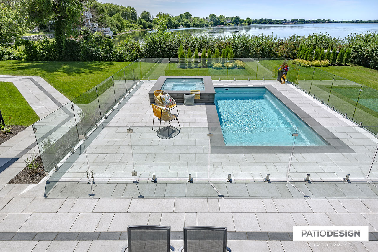 Pavés Rinox Proma XL, Blanc argent avec piscine creusée par Patio Design inc.