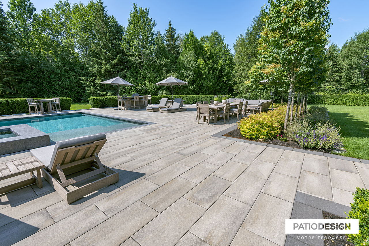 Pavés Rinox Proma XL, Gris ciel avec piscine creusée par Patio Design inc.
