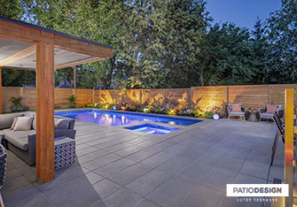 Pavés Rinox Proma XL, Charbon cendré avec piscine creusée par Patio Design inc.