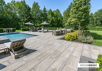 Pavés Rinox Proma XL, Gris ciel avec piscine creusée by Patio Design inc.