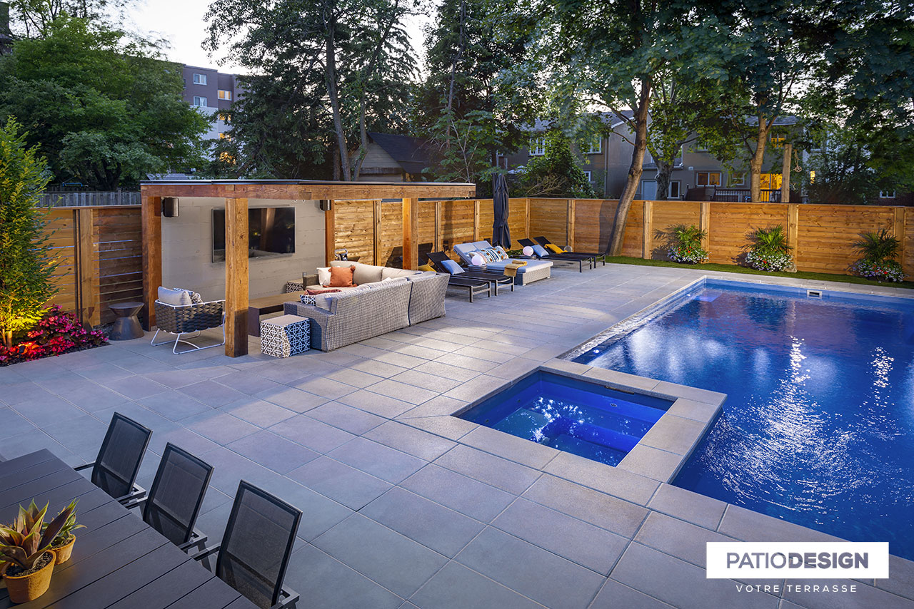 Pavés Rinox Proma XL, Charbon cendré avec piscine creusée par Patio Design inc.