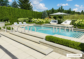 Pavés Techo-Bloc avec piscine creusée par Patio Design inc.